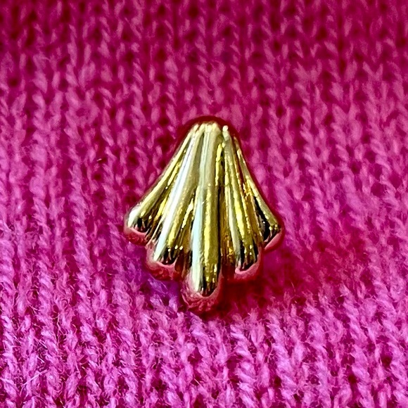 14k Gold Scallop Seashell Earrings - Picture 2 of 16